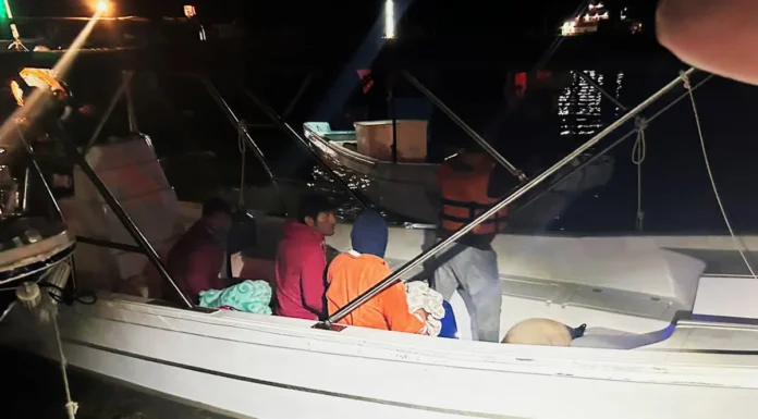 Rescatan a pescadores extraviados en altamar de Quintana Roo