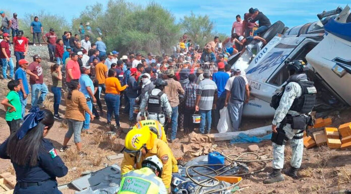 Quedan 3 lesionados en intento por hacer rapiña tras volcarse tráiler en Navojoa; conductor también resulta herido
