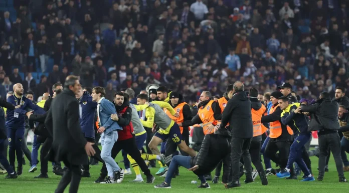 Detenidos 12 aficionados en Turquía por invadir la cancha y agredir a jugadores