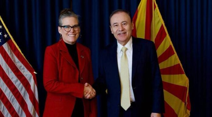 ALFONSO DURAZO RESPALDA A GOBERNADORA DE ARIZONA POR VETO A LEY QUE CRIMINALIZA MIGRANTES