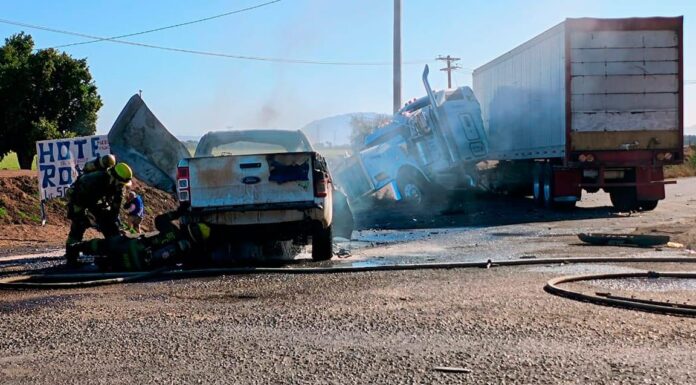 Camioneta se incendia tras aparatoso choque contra tráiler en Cajeme