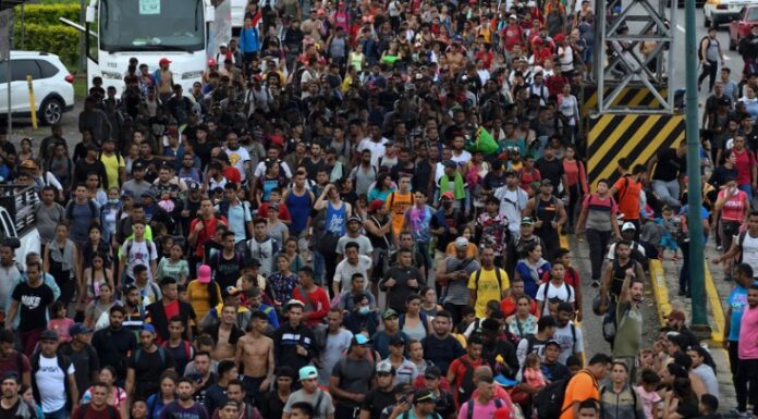 Caravana con más de 3 mil migrantes parte de Tapachula; denuncian aumento de asaltos