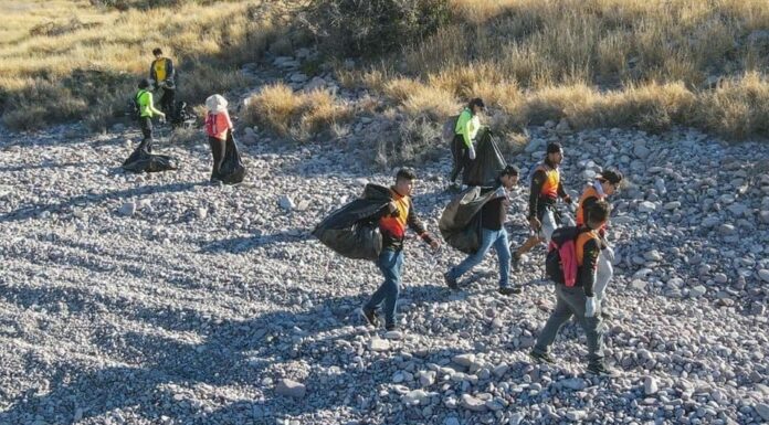 Senderistas limpian playa El Carricito de Guaymas; recogen más de 30 bolsas de basura