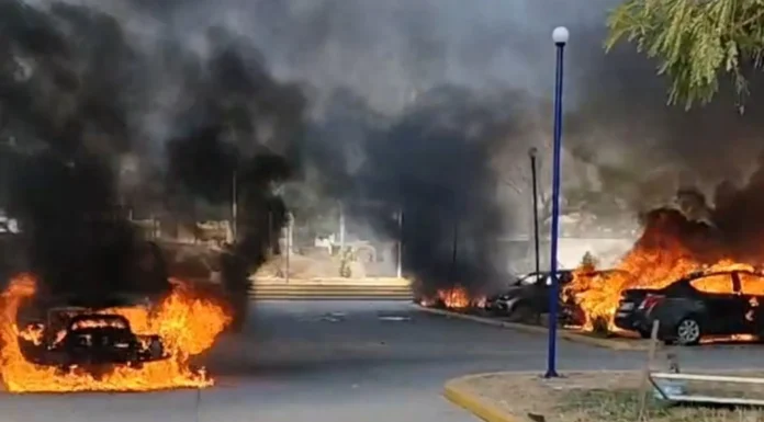 Normalistas de Ayotzinapa protestan en la Fiscalía de Guerrero; lanzan petardos y queman vehículos
