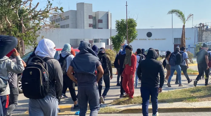 Inicia primera audiencia por asesinato de Yanqui Kothan; normalistas exigen justicia