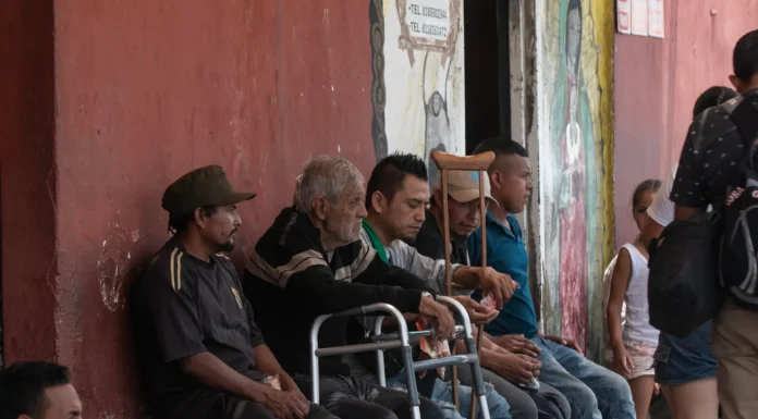 Cofepris deberá informar atención a migrantes en consultorios anexos a farmacias