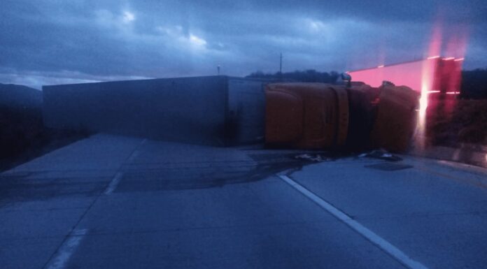 Vuelca tráiler en carretera Magdalena-Santa Ana afectando la circulación