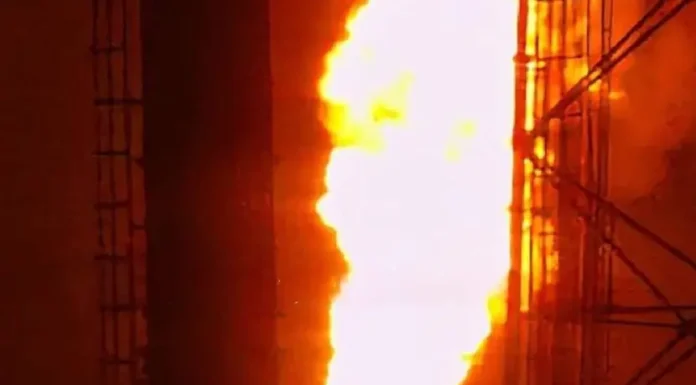 SE REGISTRA EXPLOSIÓN E INCENDIO EN REFINERÍA DE PEMEX EN VERACRUZ