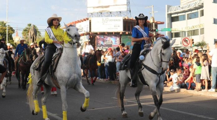 Hermosillenses disfrutan de la manifestación de ExpoGan Sonora 2024 con música en vivo, recorrido de jinetes y desfile de reinas