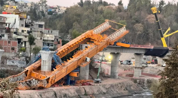 Colapsa lanzadora de dovelas en obras del Tren Interurbano