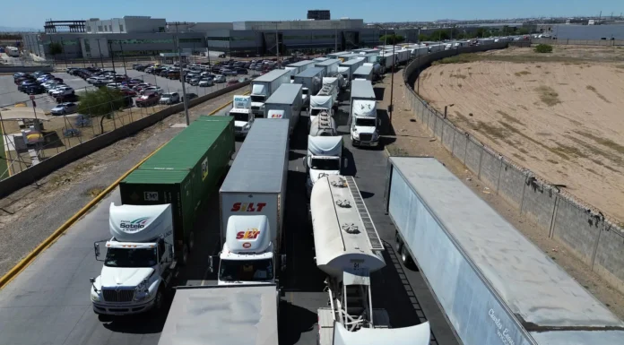 Texas vuelve a bloquear exportaciones mexicanas ante incremento del flujo migratorio