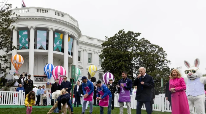 Biden abre la Casa Blanca a miles de niños en Pascua, en un momento clave para la campaña