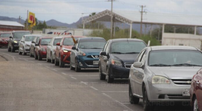Se registran largas filas en carreteras por regreso de vacacionistas