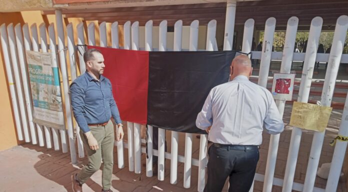 Colocan banderas ‘rojinegras’ en la UES