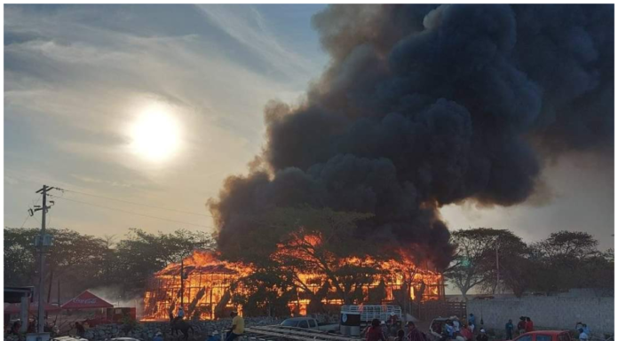Incendio consume plaza de toros de Yucatán durante feria; no hay heridos