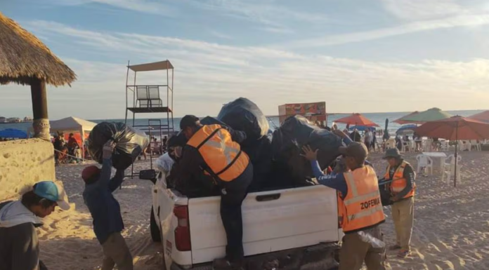 Aumentan visitantes y también la basura en playas de Peñasco
