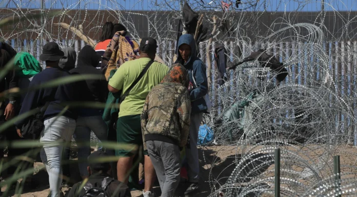 Migrantes acusan a la Guardia de Texas de dispararles mientras duermen a orillas del río Bravo