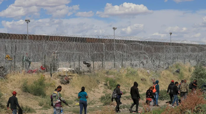 Migrantes insisten en cruzar a EE.UU. por el río Bravo pese a las crecientes deportaciones