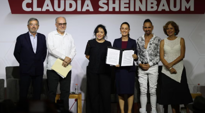Firman 900 académicos e intelectuales desplegado en apoyo a Claudia Sheinbaum