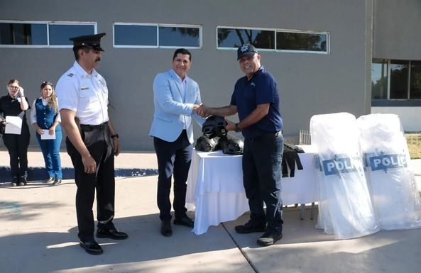 ENTREGAN EQUIPAMENTO A POLICIA MUNICIPAL DE CAJEME
