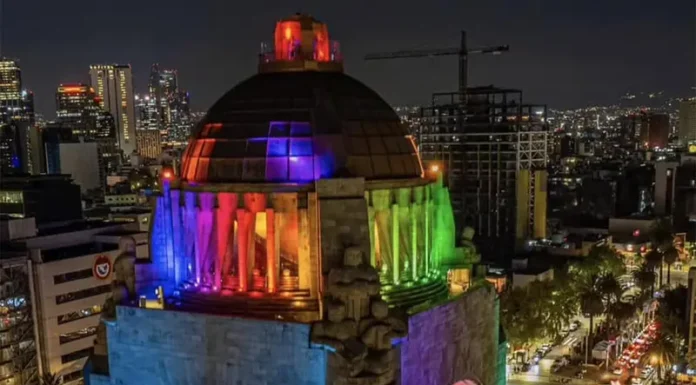 Así iluminan monumentos y sitios emblemáticos en CDMX; con colores del arcoíris