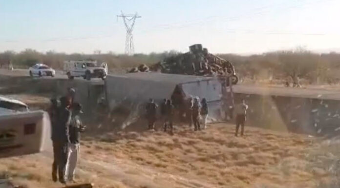 Se vuelca tráiler con doble remolque en carretera entre Santa Ana y Hermosillo