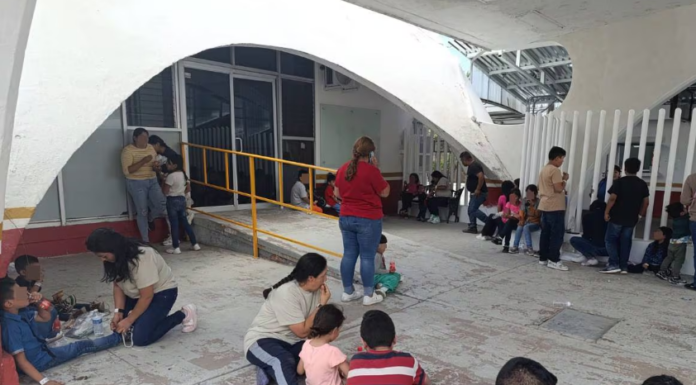 Optan migrantes deportados por Sonora intentar cruzar a EU