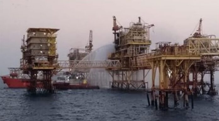 Suman 3 muertos por explosión en plataforma de Pemex en Ciudad del Carmen, Campeche