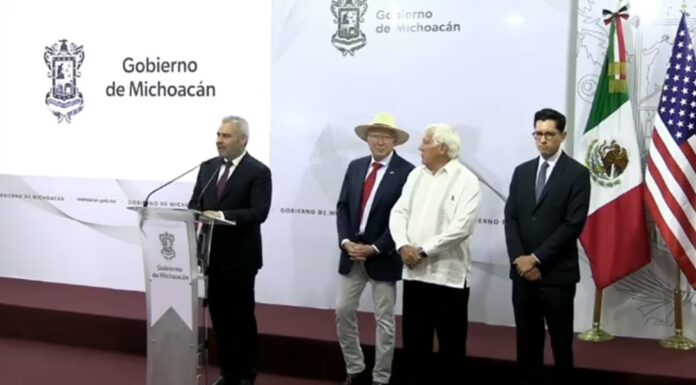 Ken Salazar acepta plan de seguridad de Michoacán para inspectores de aguacate; evalúan cambiarlos por nacionales