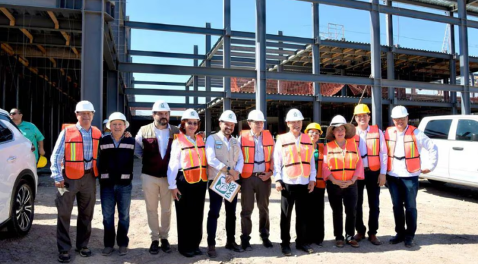 Supervisa Alfonso Durazo obras y entrega becas