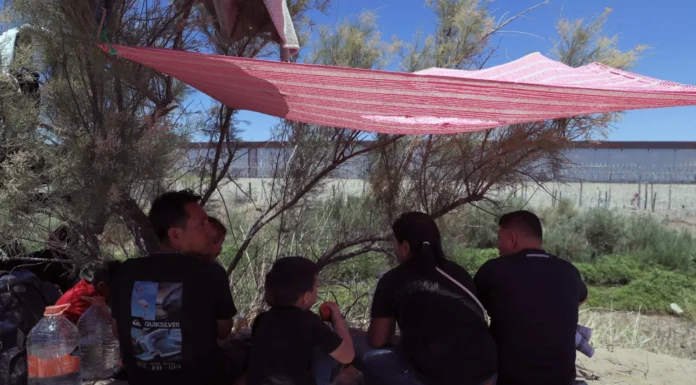 Onda de calor azota a migrantes varados en la frontera México-EE.UU. con casi 40 grados