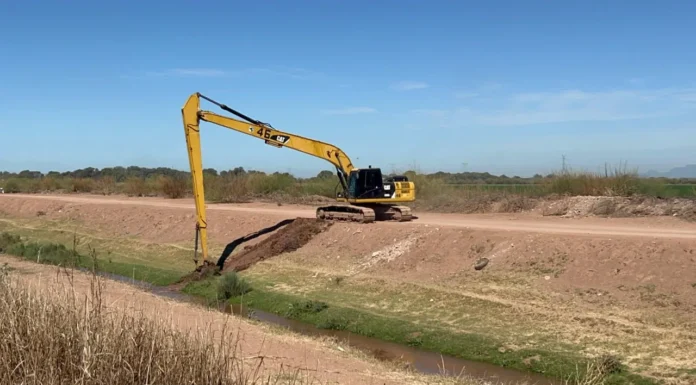 Dan mantenimiento a las redes hídricas en Cajeme