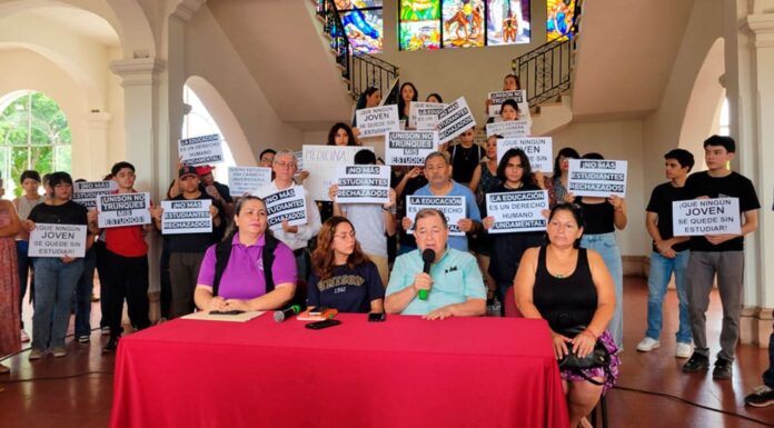Protestan estudiantes que no quedaron en Unison, inconformes por pocos cupos en carreras del área de salud en Hermosillo