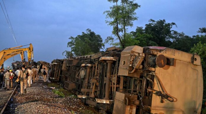 Choque de trenes en India deja al menos 8 muertos; reportan 50 heridos