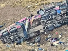 Deja más de 20 muertos, caída de autobús en los Andes peruanos