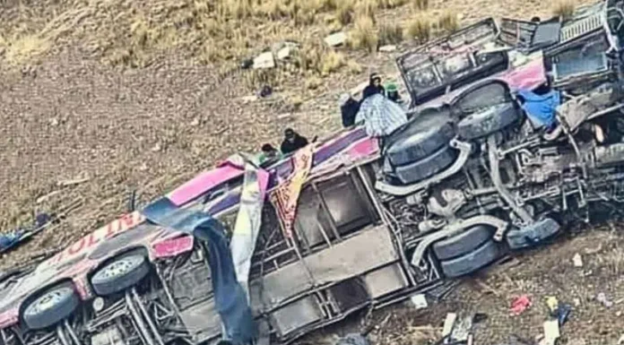 Deja más de 20 muertos, caída de autobús en los Andes peruanos