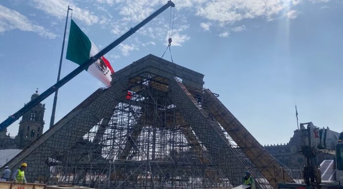 Dan forma a pirámide de Kukulkán en la explanada del Zócalo