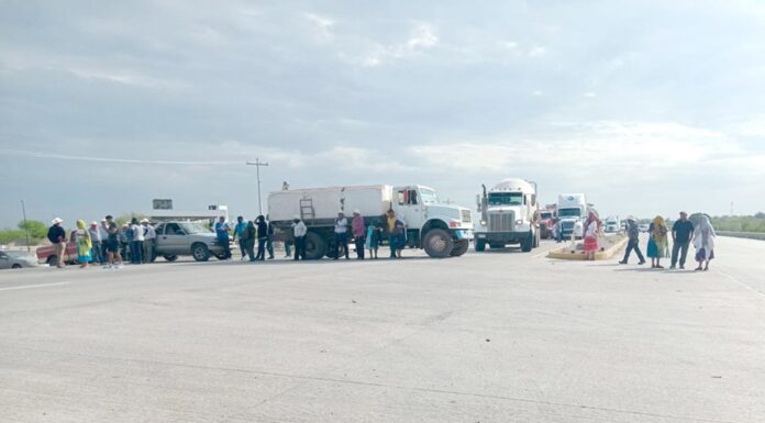 Bloquean Yaquis la carretera federal; piden más recursos
