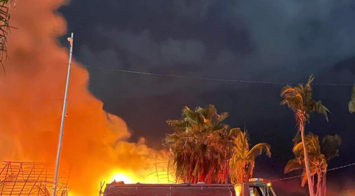 Incendio consume tres restaurantes en Playa Papagayo, Acapulco