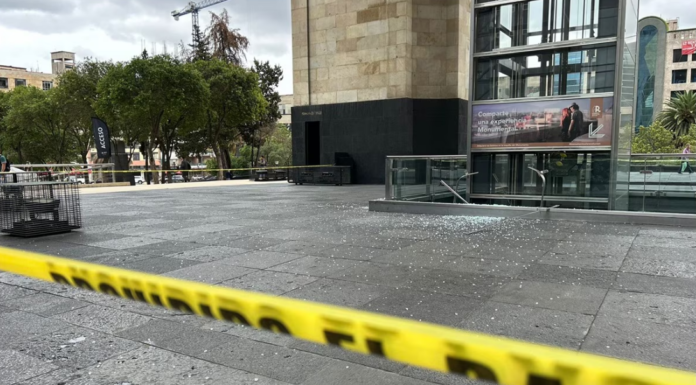 Trabajador de limpieza muere tras fallar su arnés y caer sobre el exterior del elevador de cristal en el Monumento a la Revolución