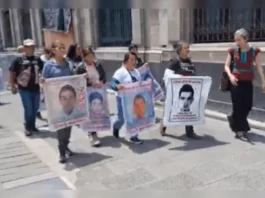 AMLO recibe a padres de los 43 normalistas de Ayotzinapa; les dará informe