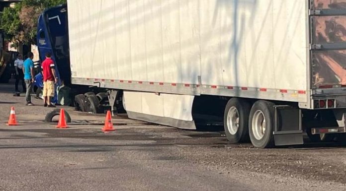 Se hunde tráiler en socavón en la colonia Libertad de Ciudad Obregón