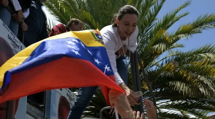 Miles de manifestantes se concentran en Venezuela contra Maduro