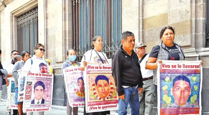 Se fractura el grupo de padres de los 43; acusan discriminación