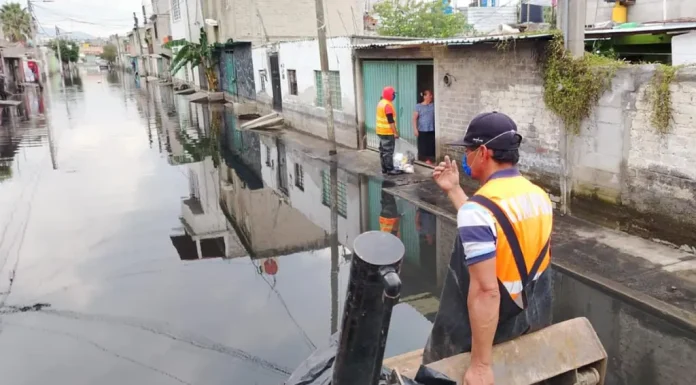 Chalco cumple un mes entre aguas negras y olores fétidos