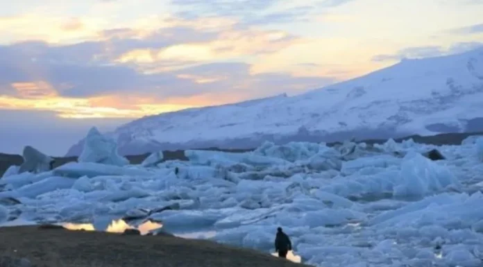 Muere un turista y dos desaparecidos tras colapsar una cueva en un glaciar en Islandia