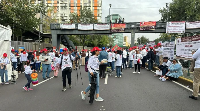 Sindicato petrolero bloquea Marina Nacional, frente a la Torre de Pemex