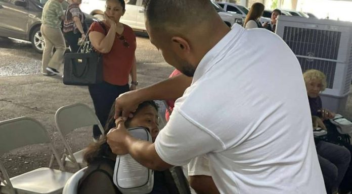 DIF Cajeme entrega aparatos auditivos y cambia la vida a 75 personas