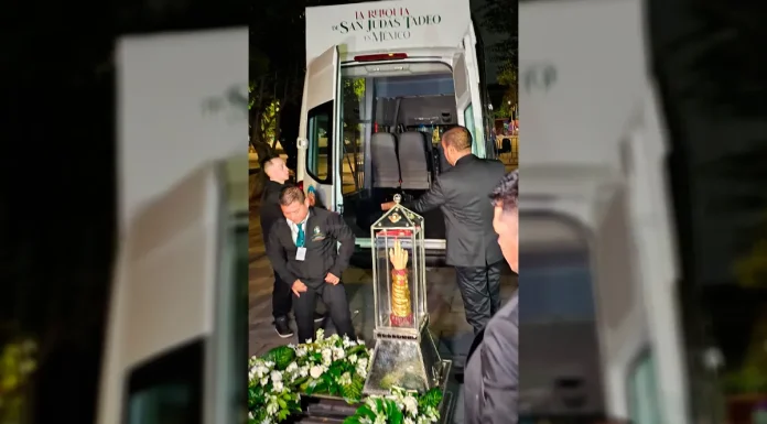 Largas filas en templo de San Hipólito para ver reliquia de San Judas Tadeo