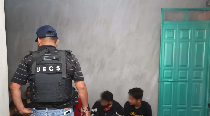 Rescatan en Oaxaca a 41 migrantes de India, Nepal y Ecuador encerrados en una casa